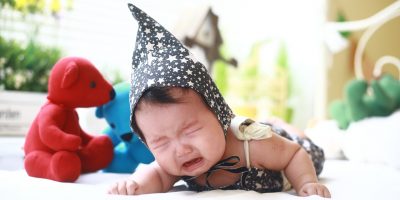 Laisser bébé pleurer jusqu’à se calmer tout seul: mauvaise idée