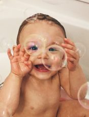 Les soins de toilette fondamentaux pour bébé