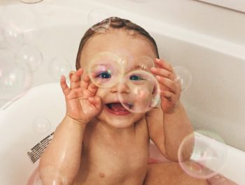 Les soins de toilette fondamentaux pour bébé