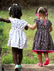 Apprendre à son enfant à jouer seul