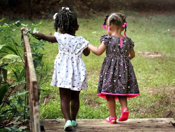 Apprendre à son enfant à jouer seul