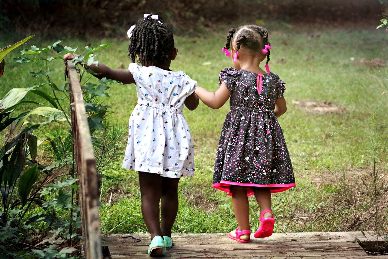 Apprendre à son enfant à jouer seul