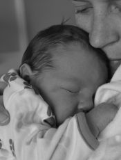 Les bienfaits du portage de bébé pour la complicité parent-enfant